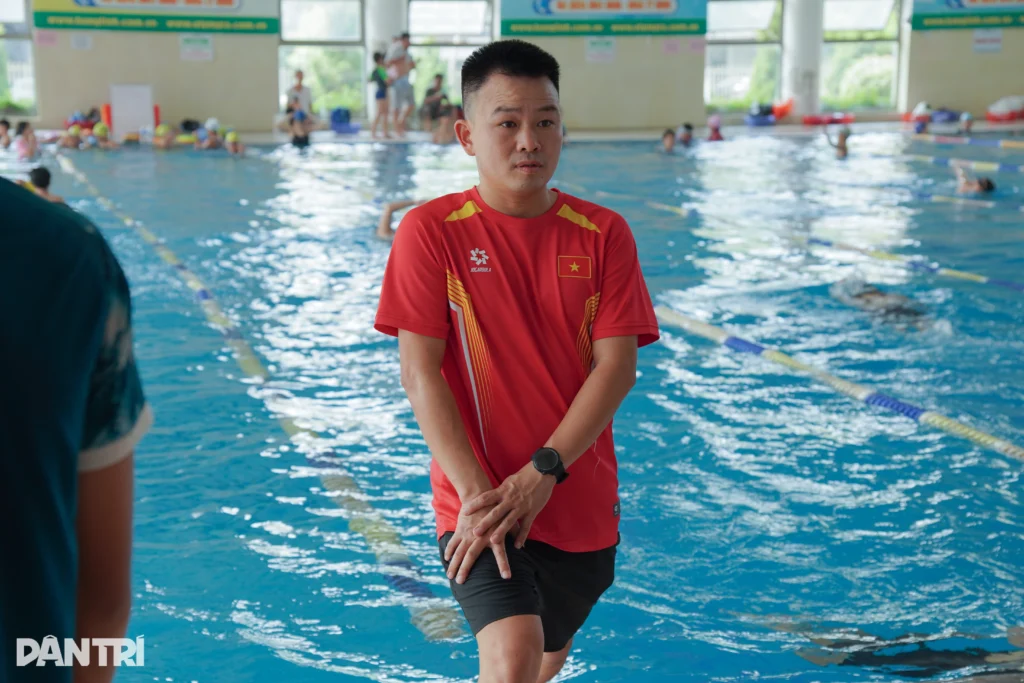 Nữ VĐV xinh đẹp hướng dẫn kỹ năng bơi biển ở giải Aqua Warriors Quảng Trị