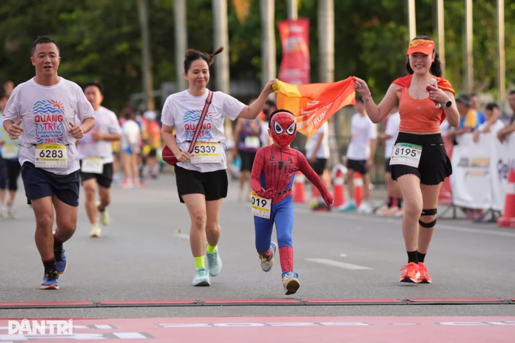 Khoảnh khắc ấn tượng, chạm cảm xúc cùng Quảng Trị International Marathon